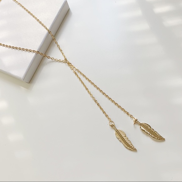 Jewelry - Minimalist Leaf shaped lariat / Necklace ⭐️